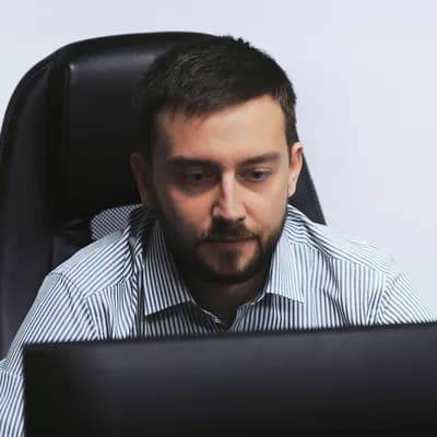 Юрист ЮК «ТОЧНО» за работой над делом